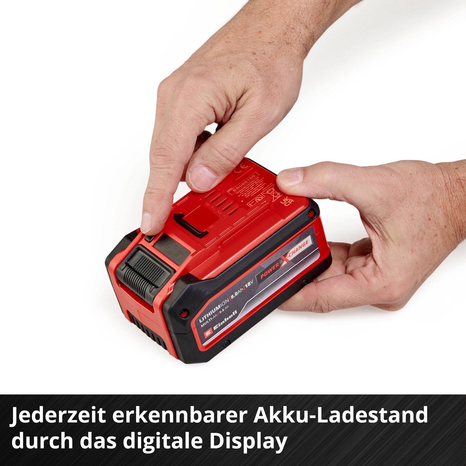 Einhell 18V Akku 5-8Ah Multi-Ah PXC Plus in rotem Design, gehalten von Händen.