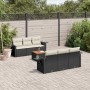 Schwarze 7-tlg. vidaXL Garten-Sofagarnitur aus Poly Rattan mit cremefarbenen Kissen und Holztisch.