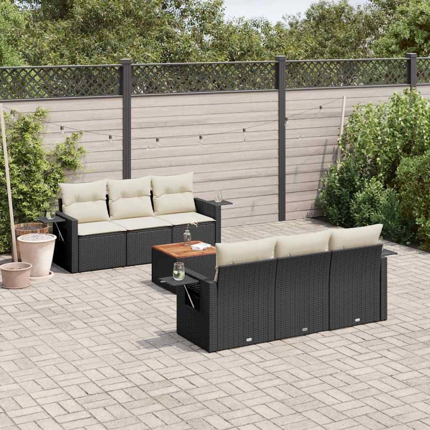 Schwarze 7-tlg. vidaXL Garten-Sofagarnitur aus Poly Rattan mit cremefarbenen Kissen und Holztisch.