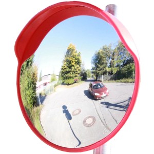 Runder TRUTZHOLM Sicherheitsspiegel (60 cm) mit rotem Rahmen und schwenkbarer Halterung. Reflektiert Straßenszene.
