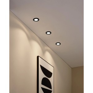 Schwarze EGLO Einbaustrahler in weißer Decke, beleuchten Wand. Modernes Design für Wohnräume, Flure, Küchen.