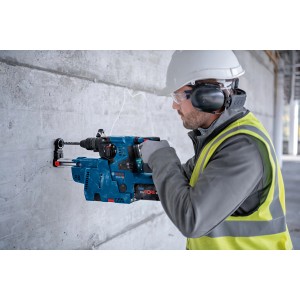 Bosch Professional Akku-Bohrhammer GBH 18V-28 C beim Bohren in Betonwand.