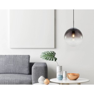 Moderne Globo Pendelleuchte Varus Chrom mit rauchfarbenem Glasschirm im Wohnzimmer.
