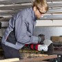 Mann arbeitet mit Einhell Winkelschleifer TE-AG 230 an Metall, Funken fliegen.