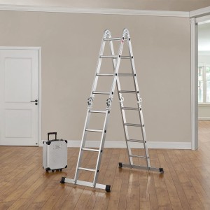 Juskys Multifunktionsleiter aus Aluminium, 4,7 m, als Bockleiter aufgestellt.