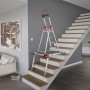 Hailo Treppenpodest TP1 auf Treppe im Wohnraum, flexible Arbeitsplattform für sicheren Stand.