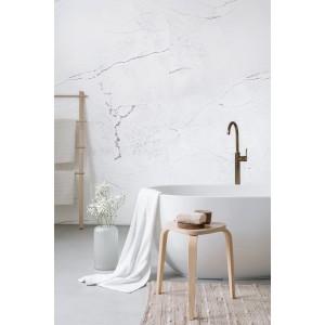 Badezimmer mit Kronoflooring Wandverkleidung Rock the Wall Carrara in Marmoroptik.