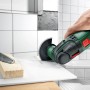Bosch AdvancedMulti 18V Akku-Multifunktionsgerät im Einsatz beim Fliesensägen.