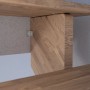 Detailaufnahme einer geraden Lindos Eiche Treppe mit Holzstäben Geländer, Fokus auf die Holzstruktur.