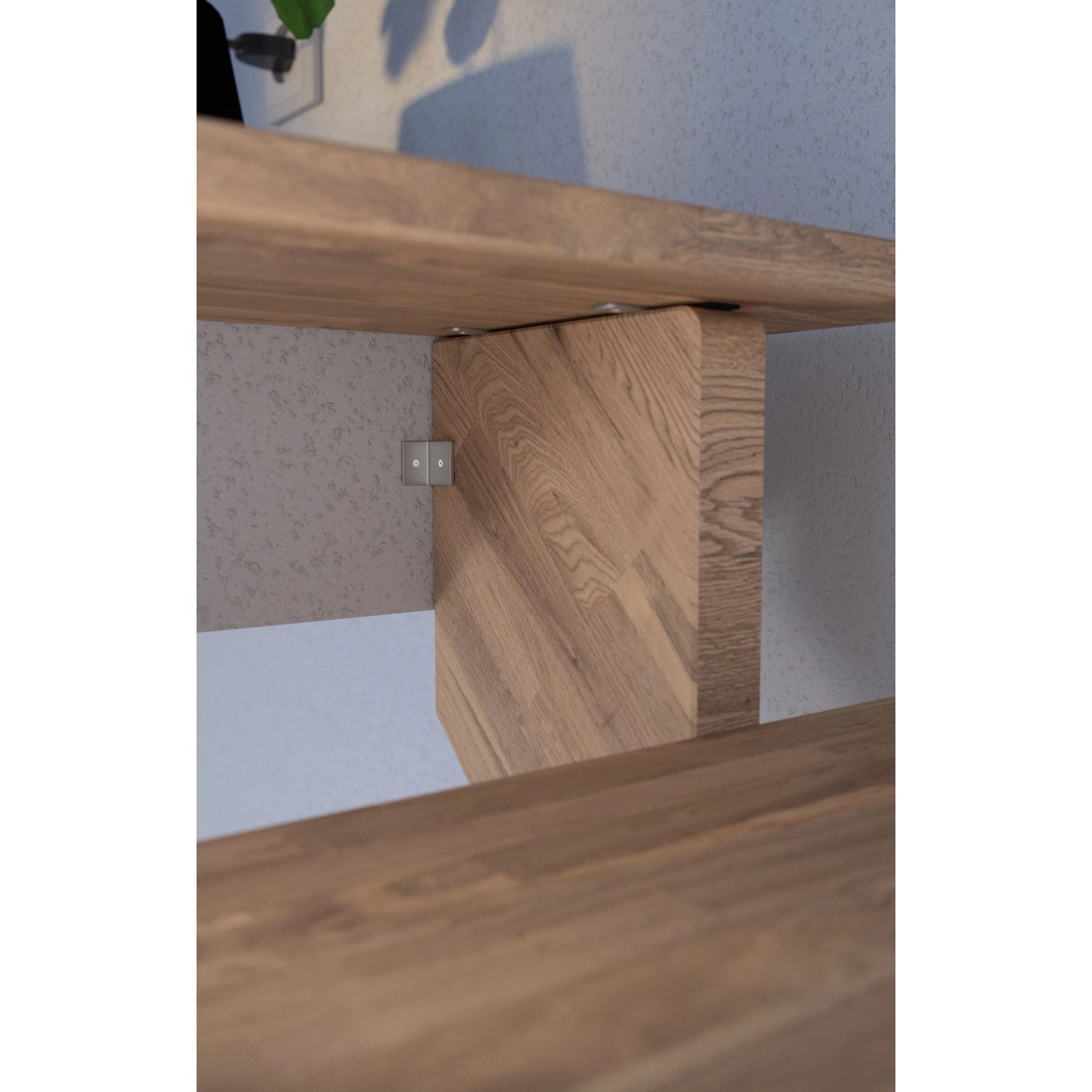 Detailaufnahme einer geraden Lindos Eiche Treppe mit Holzstäben Geländer, Fokus auf die Holzstruktur.