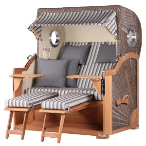 Komplettset: Grauer Strandkorb Königssee aus Teakholz mit Bullaugen, Fußstützen, Tischen und Schutzhülle.