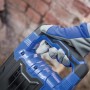 Detailaufnahme: Hand mit Handschuh am Griff des blauen LUX Abbruchhammers. Baumaschine für Abbrucharbeiten.