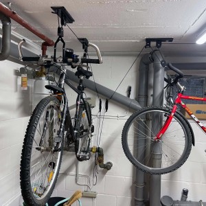 Wiltec Fahrradlift Deckenhalter mit Seilzug, der zwei Fahrräder platzsparend an der Garagendecke hält.