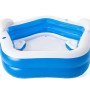 Blau-weißer Family Pool Fun mit Kopfstützen und Getränkehaltern.