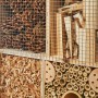 Insektenhotel Kobolo BEE mit Füllungen aus Zapfen, Holzspänen, Bambus und gebohrtem Holz, Drahtgitter. Ideal für Nützlinge im Garten.
