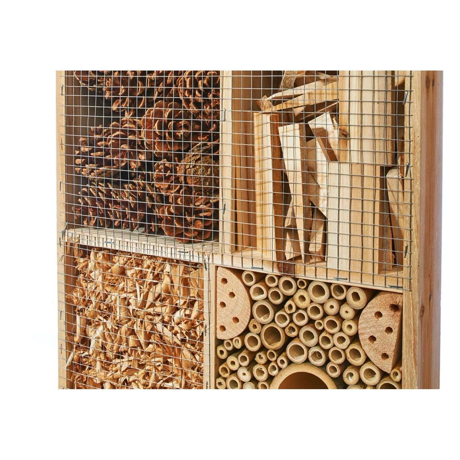 Insektenhotel Kobolo BEE mit Füllungen aus Zapfen, Holzspänen, Bambus und gebohrtem Holz, Drahtgitter. Ideal für Nützlinge im Garten.