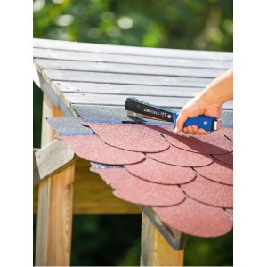 LUX Flachdrahtklammer Comfort im Einsatz zum Befestigen von Dachpappe.