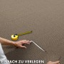 Verlegen von beigen Floordirekt Teppichfliesen Bern (50x50) mit Streifenmuster. Einfache, flexible Bodengestaltung.