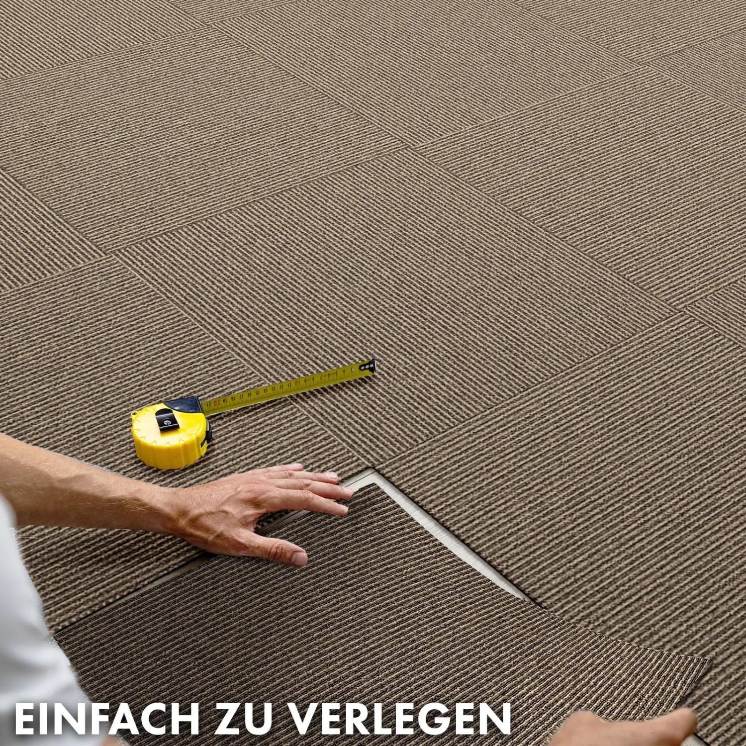 Verlegen von beigen Floordirekt Teppichfliesen Bern (50x50) mit Streifenmuster. Einfache, flexible Bodengestaltung.