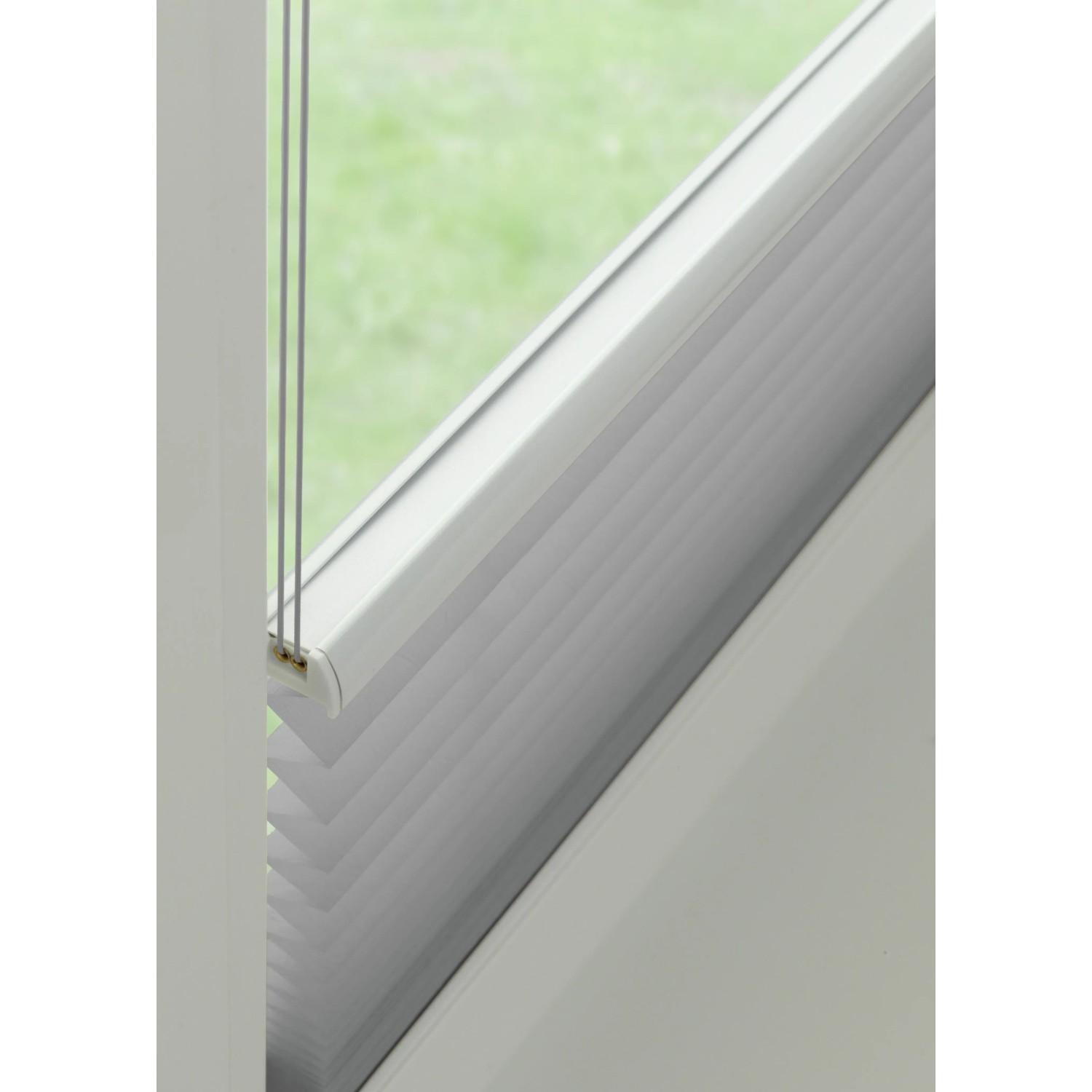 Graues Gardinia Plissee Concept Tageslicht, 100x130 cm, am Fenster montiert.