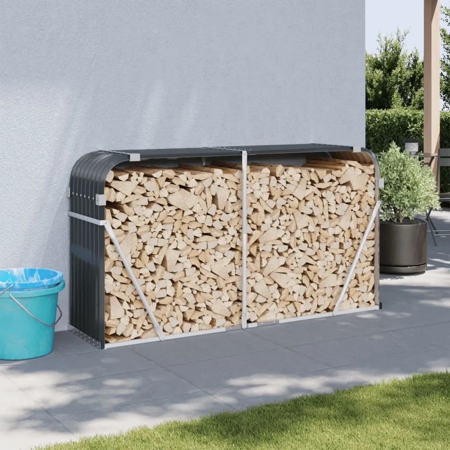 Anthrazitfarbener vidaXL Kaminholzunterstand aus verzinktem Stahl, gefüllt mit Holz.