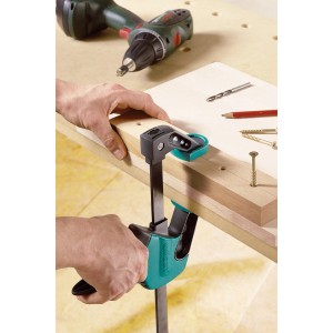 Werkstück fixiert mit Wolfcraft Einhandzwinge EHZ Easy 75-150. Spannwerkzeug im Einsatz.