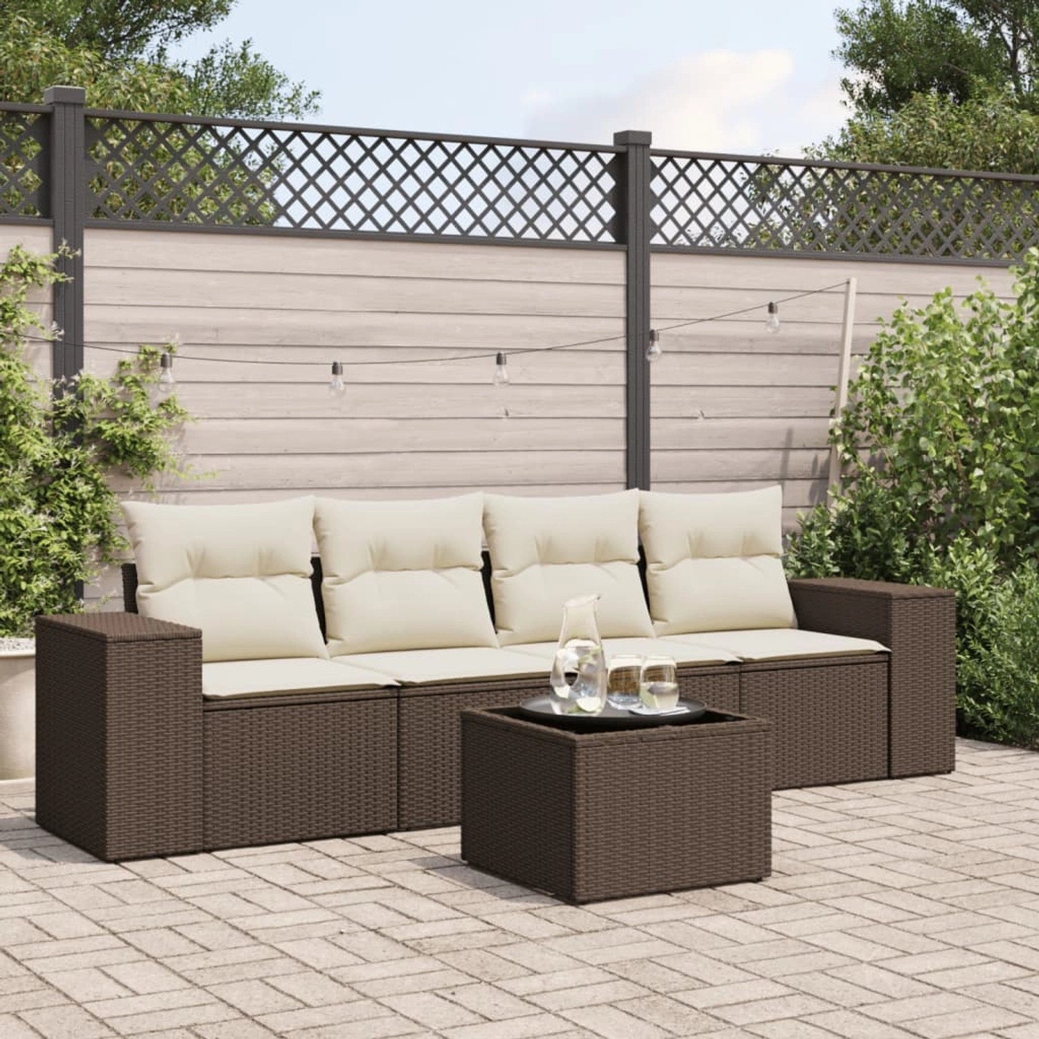 Braune 5-tlg. vidaXL Garten-Sofagarnitur aus Poly Rattan mit cremefarbenen Kissen und Tisch.
