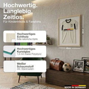 Naturfarbener Trikotrahmen aus Echtholz, 40x50 cm, mit Trikot. Ideal für Kindertrikots und Fan Shirts.