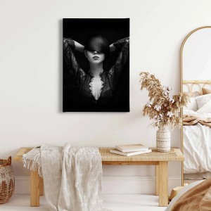 Schwarzweißes Leinwandbild: Frau mit Spitzenkleid, modernes Wandbild für Wohnzimmer und Schlafzimmer.