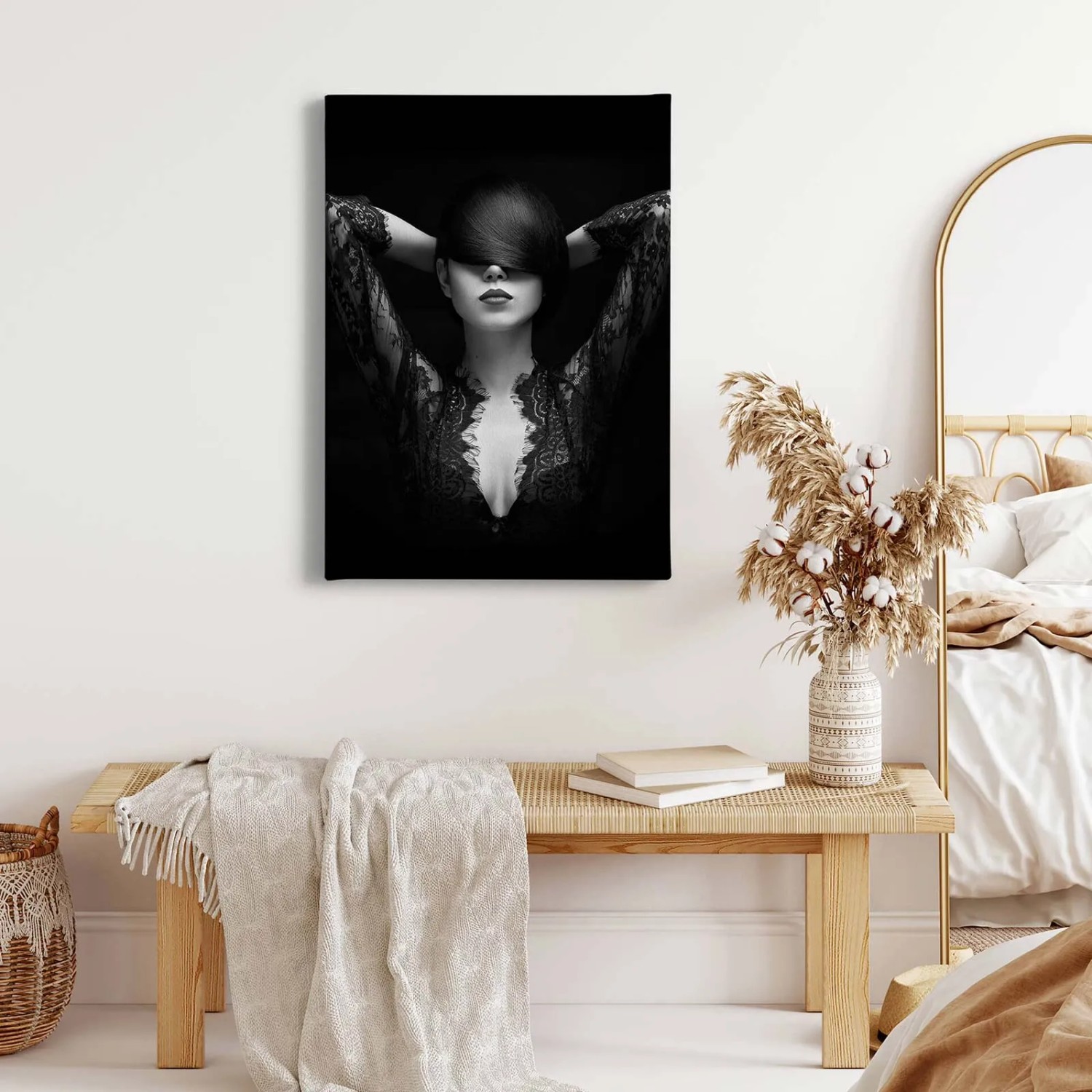 Schwarzweißes Leinwandbild: Frau mit Spitzenkleid, modernes Wandbild für Wohnzimmer und Schlafzimmer.