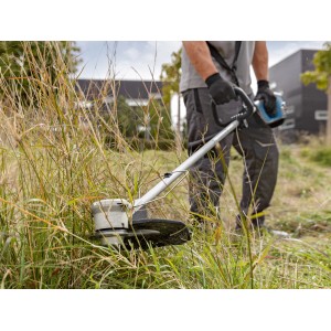 Bosch Professional Akku-Freischneider GFR 18V-23 Solo mit Zubehör wie Tragegurt und Spule.