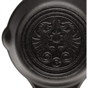 Detailaufnahme: Petromax Feuerpfanne FP15H-T, schwarzes Gusseisen, Logo-Prägung.