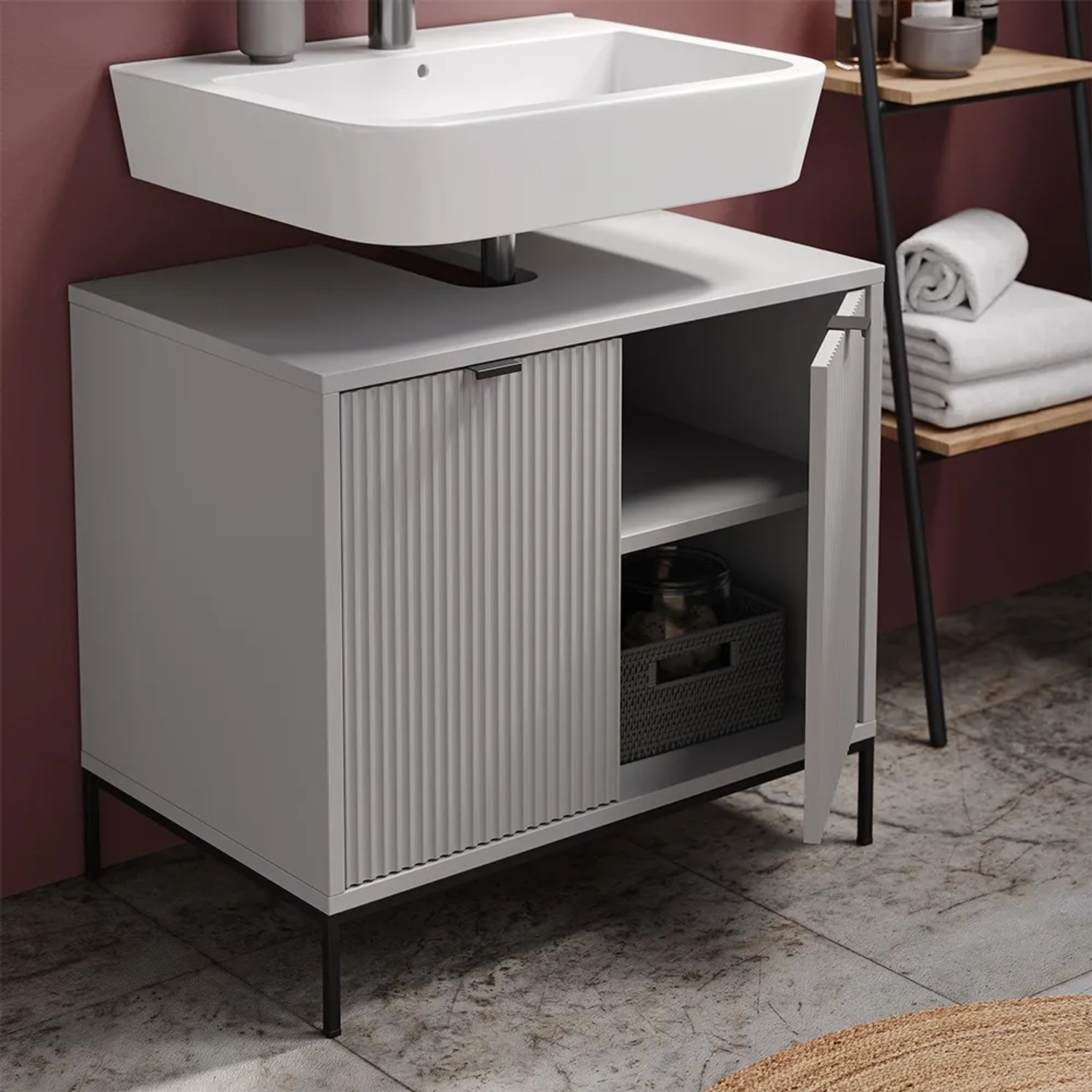 Grauer Vicco Waschbeckenunterschrank Eliza (70 cm) mit Türen, Schublade und schwarzen Metallfüßen.