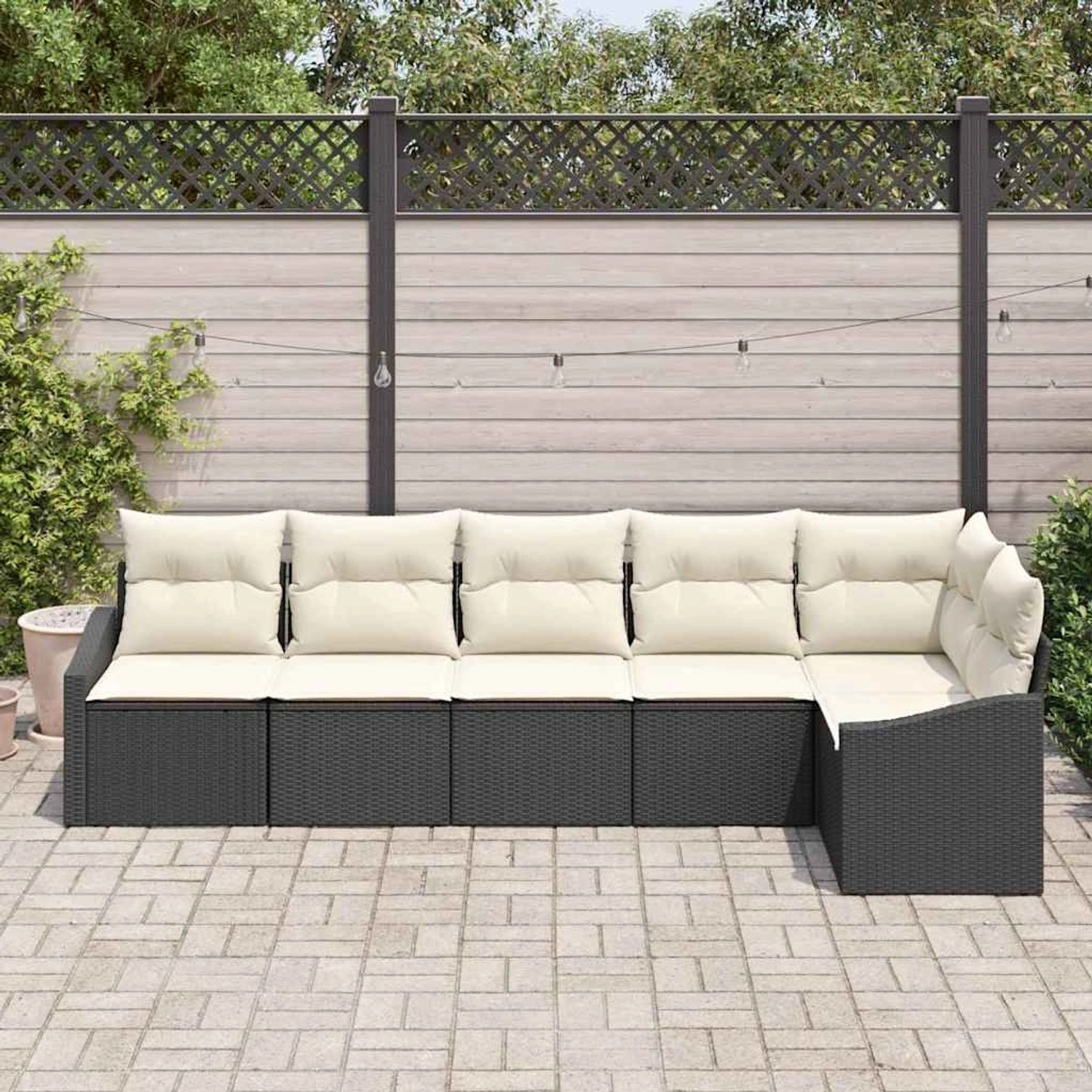 Schwarzes 6-teiliges Garten-Sofa-Set aus Poly Rattan mit cremefarbenen Kissen für Terrasse und Garten.