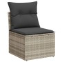 Hellgraues vidaXL Gartensofa aus Rattan mit dunklen Kissen, Teil einer 8-teiligen Gartenmöbel-Garnitur.
