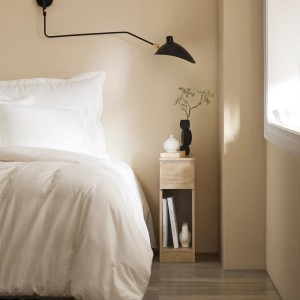 SoBuy Nachttisch 2er Set FBT111-Nx2 in Natur neben Bett mit Deko.