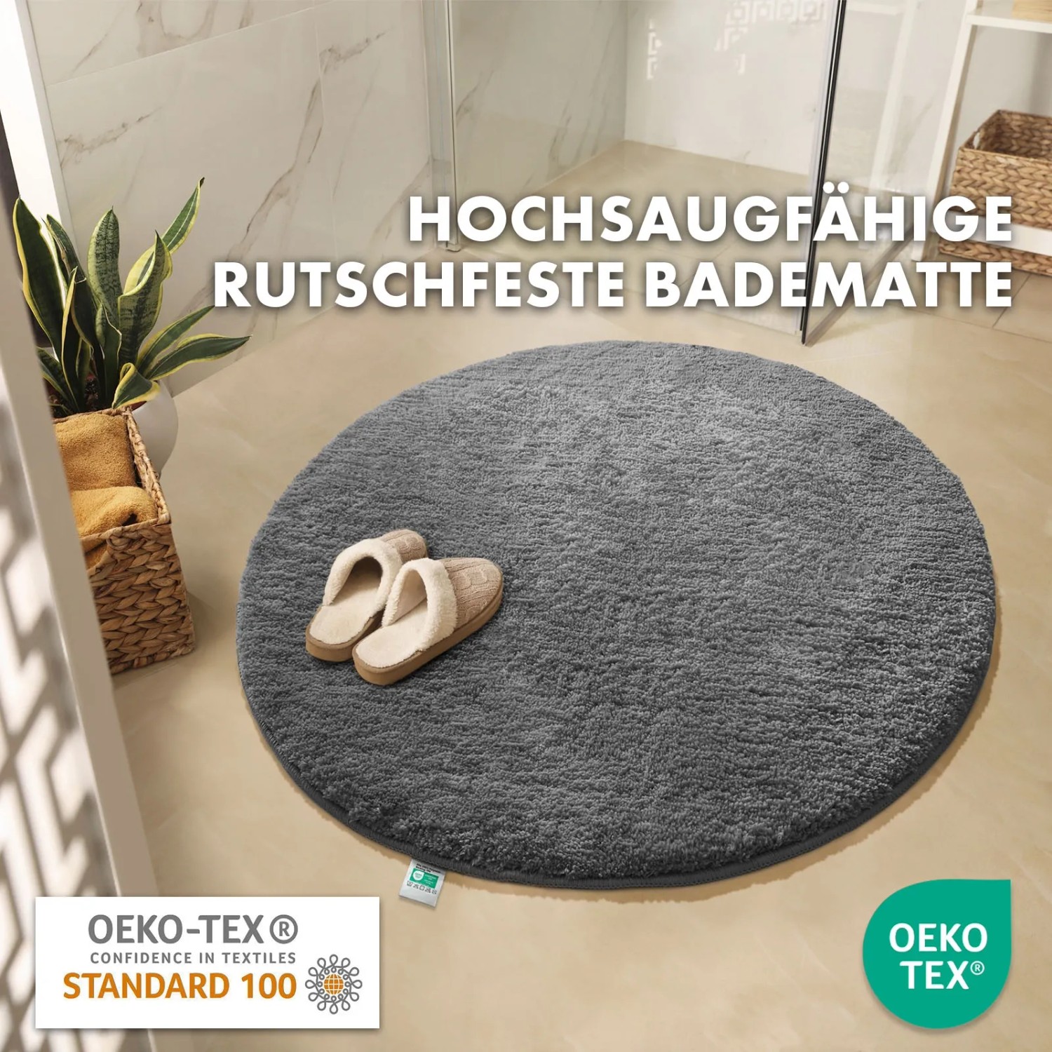 Runde, dunkelgraue KARAT Badematte SKY (Ø 120cm) mit Hausschuhen im Badezimmer.