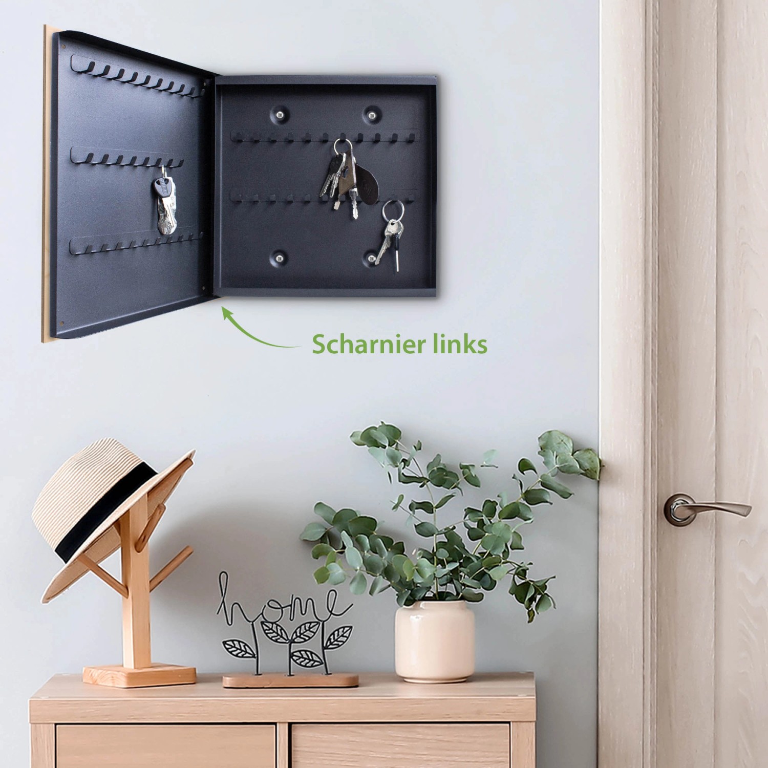 Offener, schwarzer Banjado Schlüsselkasten aus Holz mit geometrischem Muster und 50 Haken an der Wand.