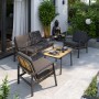4-teiliges Lounge-Set Olary aus Akazienholz und Aluminium in Schwarz mit grauen Kissen.
