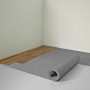 Graue Basic Parkett- und Laminatunterlage (1,6 mm, 20 m²) als Rolle auf dem Boden.