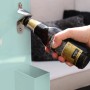 Axi Kühlwagen Retro Mint: Hand öffnet Bierflasche am integrierten Öffner.