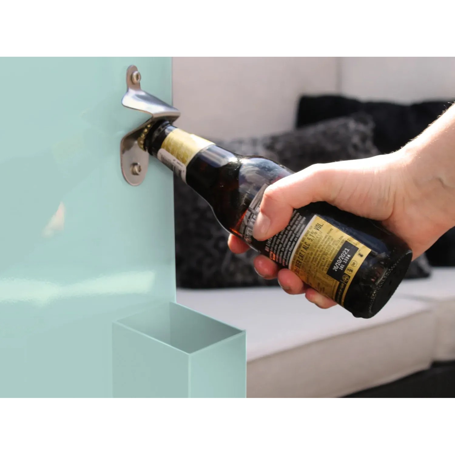 Axi Kühlwagen Retro Mint: Hand öffnet Bierflasche am integrierten Öffner.