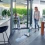 Frau reinigt Fliesenboden mit Leifheit Akku-Saugwischer Regulus Aqua PowerVac.