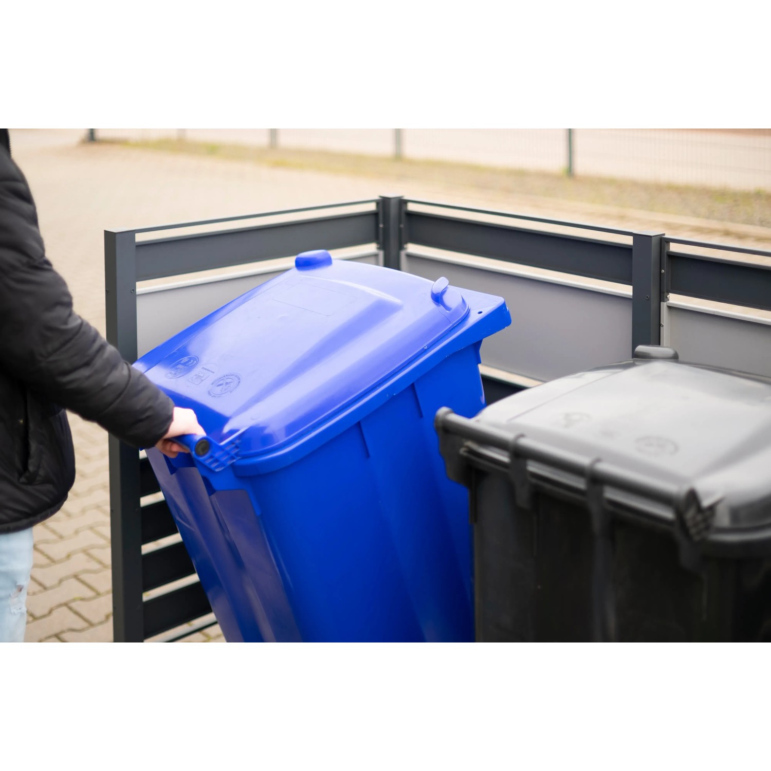 Westmann Mülltonnenverkleidung Planum für 2 Tonnen (240 l) in Anthrazit/Grau. Mülltonnenbox als Sichtschutz.