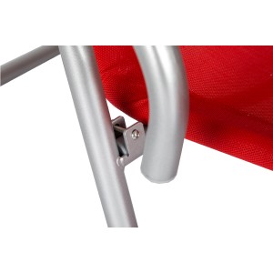 Detailansicht der Acamp Calypso Gesundheitsliege: Silbernes Gestell, roter Bezug, klappbar.