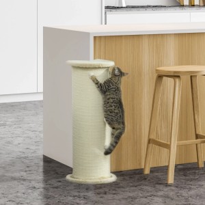 Katze kratzt an beigem PawHut Kratzbaum 85 cm mit Sisalseil. Ideal als Kratzschutz für Möbel.