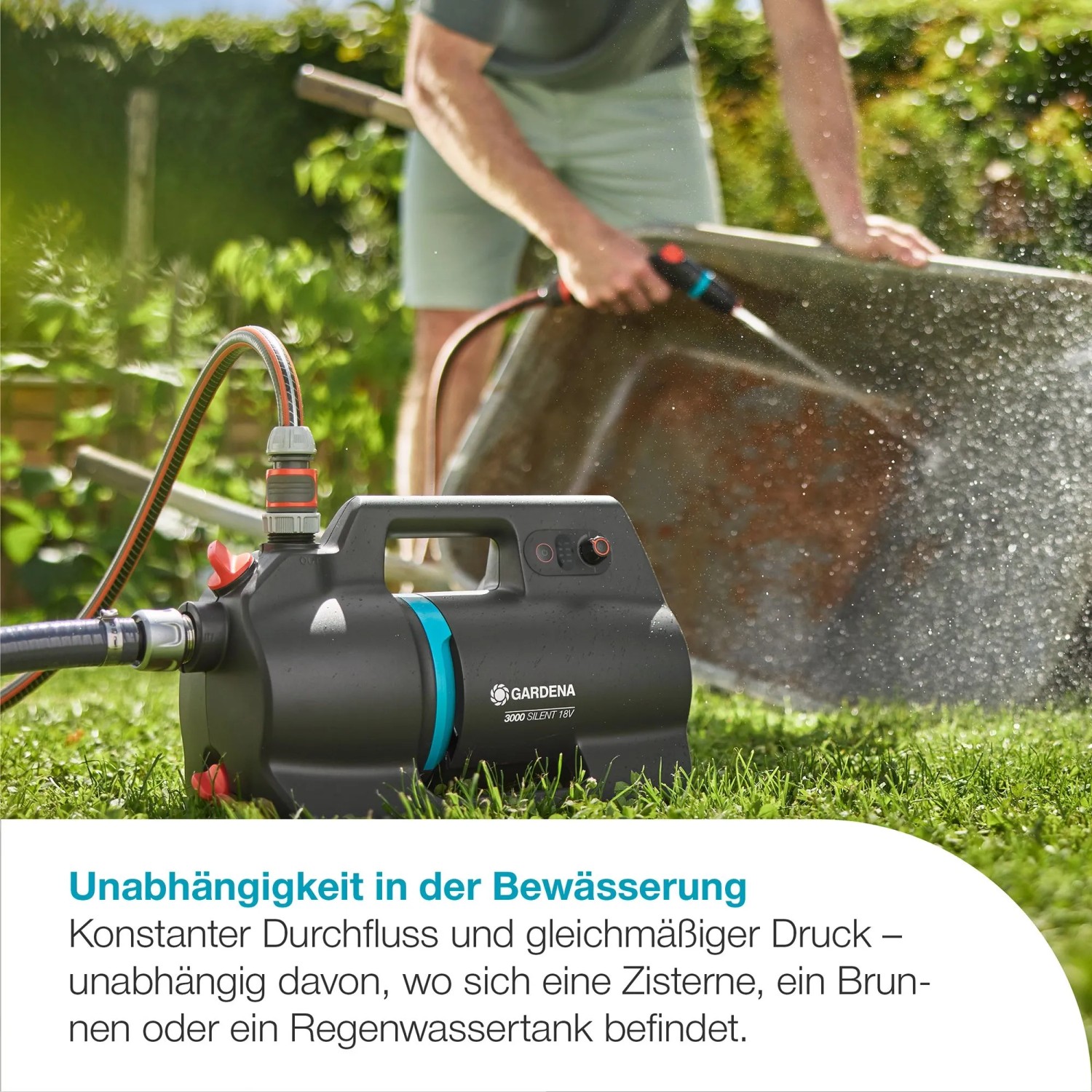 Gardena Akku-Gartenpumpe 3000 Silent 18V beim Bewässern im Garten.