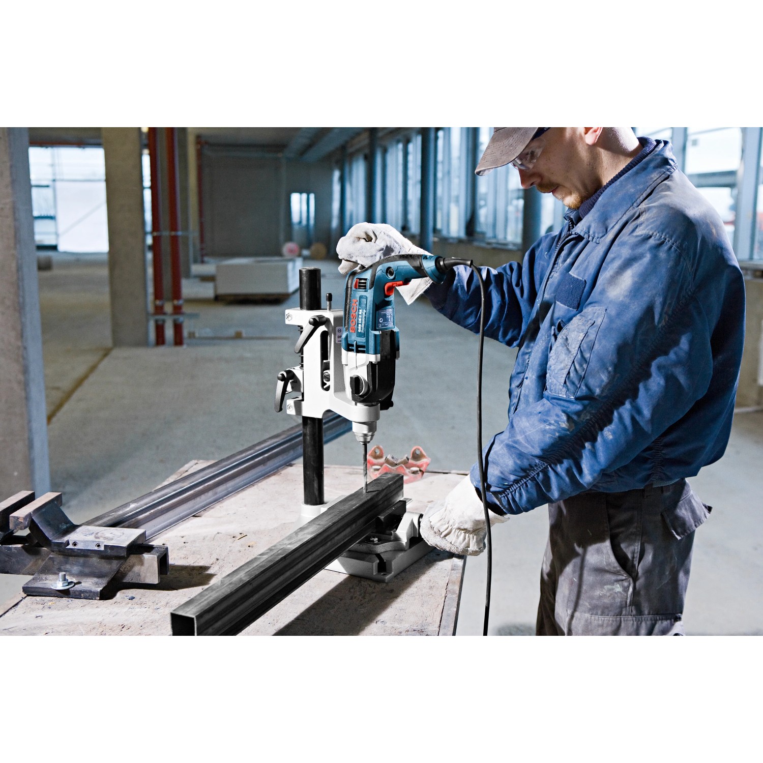 Bosch Professional GSB 19-2 RE Schlagbohrmaschine im Einsatz mit Bohrständer.