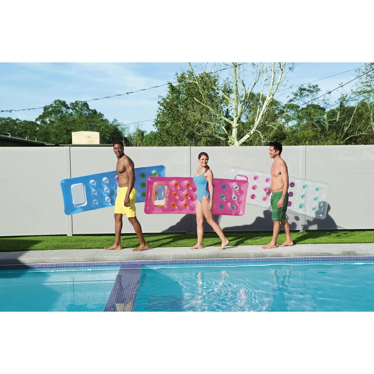 Bestway Luftmatratzen (3-fach sortiert) am Pool. Aufblasbare Badematte in Blau, Rosa und Transparent.