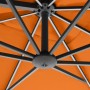 Orange Ampelschirm-Unterseite: stabiles, dunkles Aluminiumgestell, Polyesterbespannung. Detail der Kurbelmechanik.